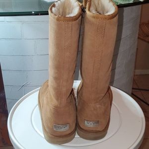 SUNSHINE RARE uggs listed as kids. Fits women 8